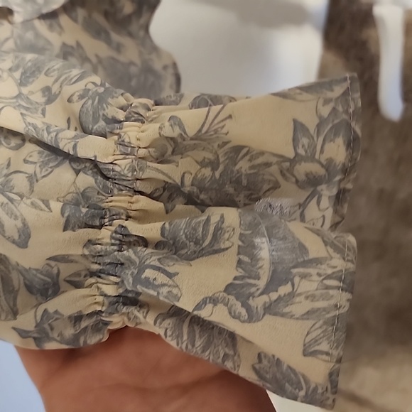 RUFFLE DETAIL FLORAL TOP - Picture 3 of 4